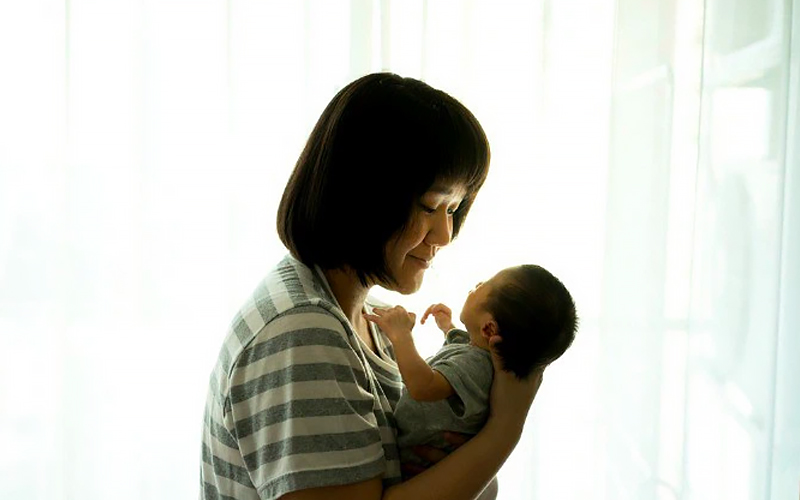 Hạn chế bế con ra ban công đứng thường xuyên Hạn chế bế con ra ban công đứng thường xuyên