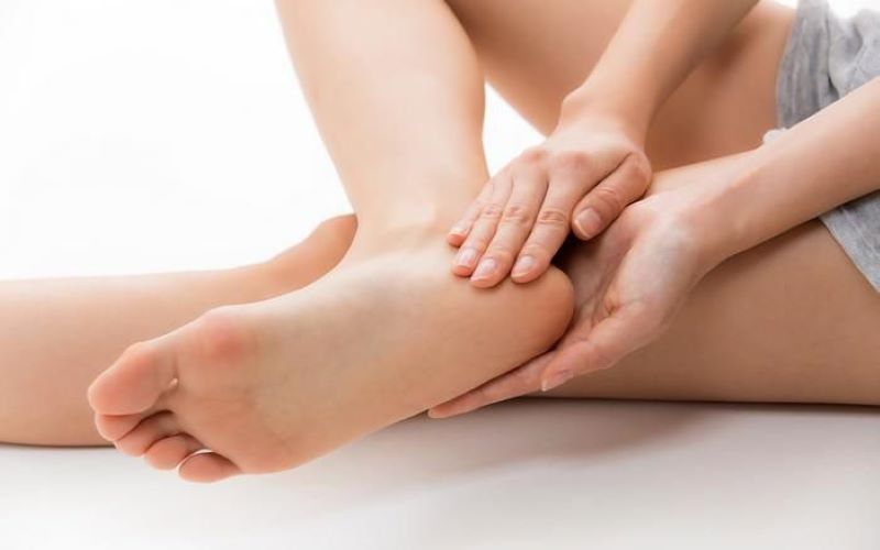 Mẹo dùng kem dưỡng da mặt để làm mềm phần da ở gót chân