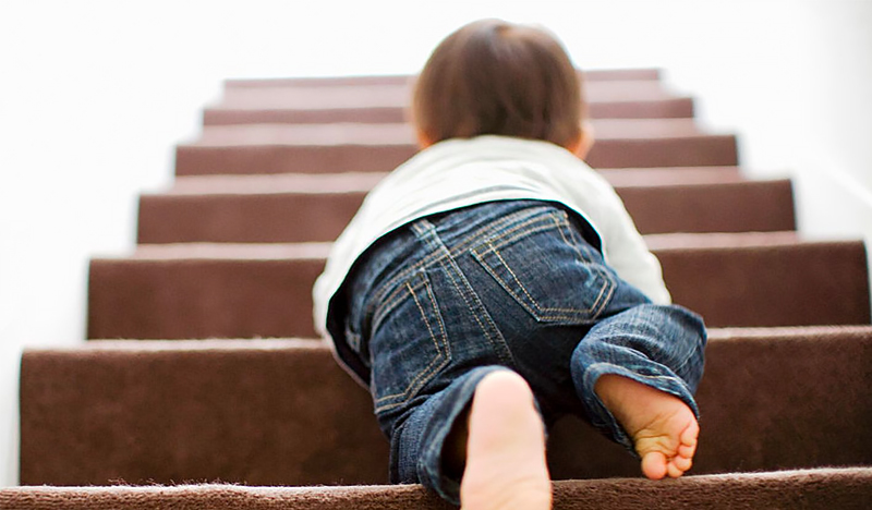 Không nên cho trẻ đến gần cầu thang để đảm bảo an toàn