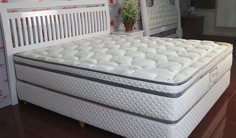 Những chiếc nệm dày cũng có thể làm trẻ bị thương hoặc ngạt thở