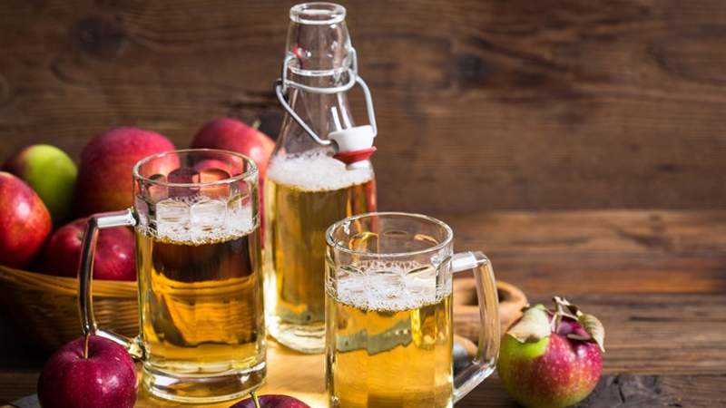 Cách gọt táo không bị thâm bằng bia