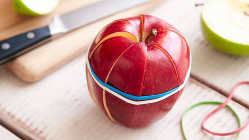 Dùng dây thun để táo không bị thâm