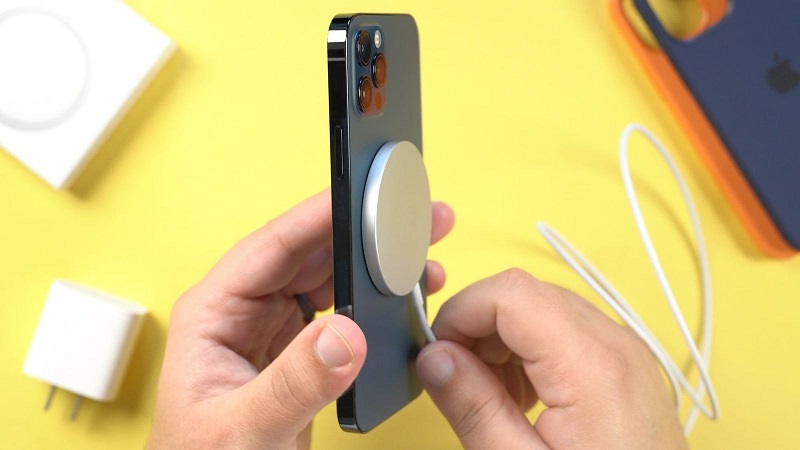 Apple có thể bỏ cổng sạc Lightning trên iPhone thế hệ mới nhưng sẽ không chuyển qua cổng USB-C mà là MagSafe Apple có thể bỏ cổng sạc Lightning trên iPhone thế hệ mới nhưng sẽ không chuyển qua cổng USB-C mà là MagSafe