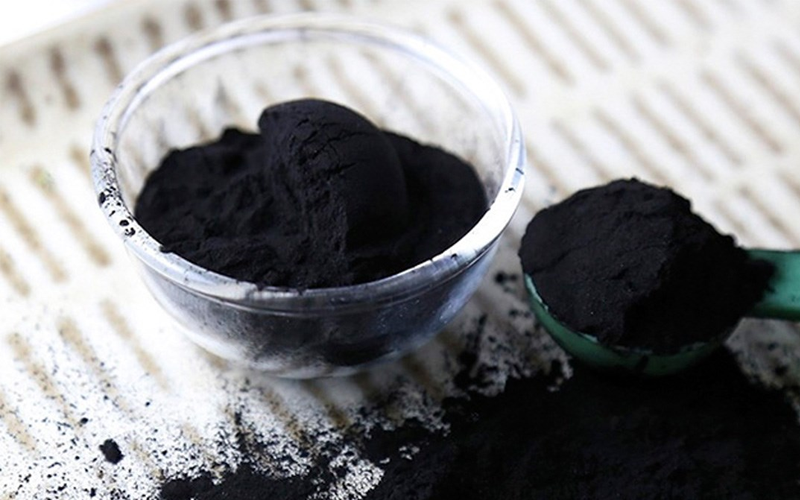 Sử dụng than hoạt tính hoặc tro detox cho da