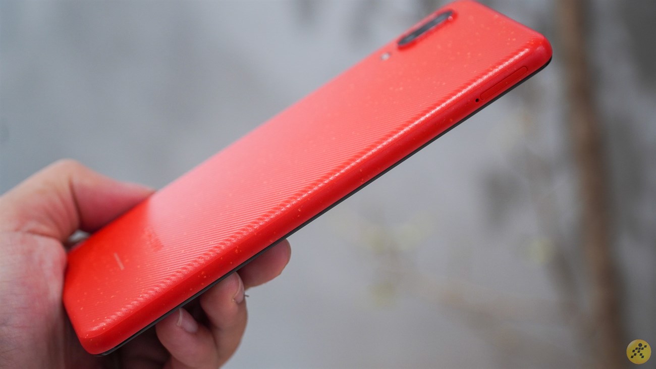 Samsung Galaxy A02 vẫn giữ các thiết kế bo tròn quen thuộc. Samsung Galaxy A02 vẫn giữ các thiết kế bo tròn quen thuộc.