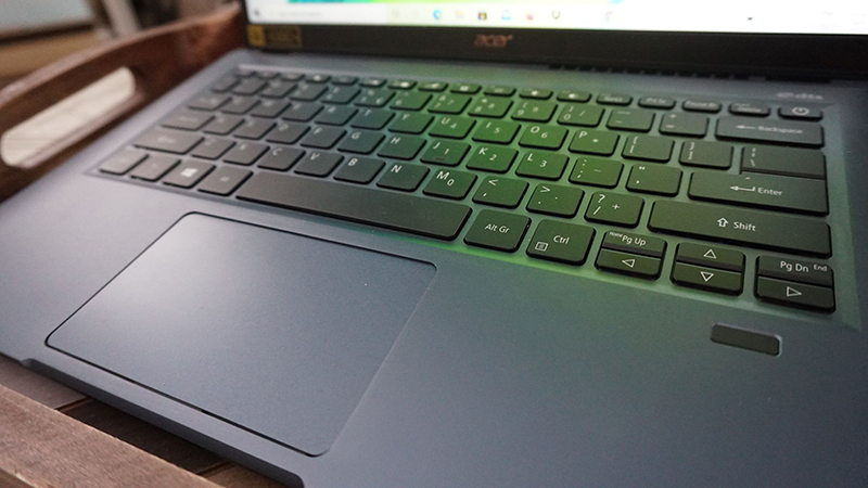 Bàn phím và touchpad được hoàn thiện khá ổn