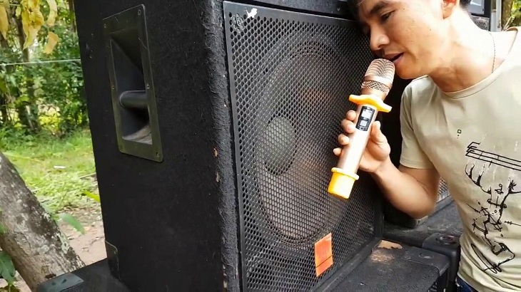 Giải mã những nguyên nhân khiến loa karaoke nhà bạn dễ bị cháy > Micro tiếp xúc trực tiếp với loa