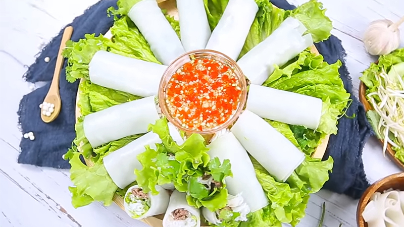 6. Thưởng thức phở cuốn thịt bò