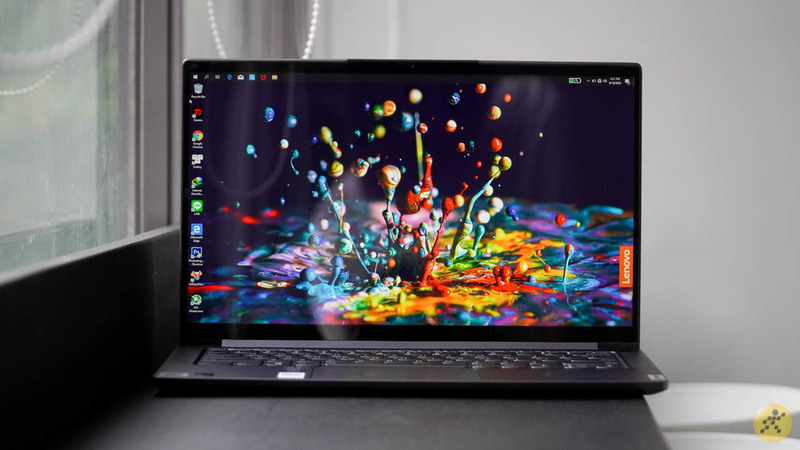 Lenovo Yoga Slim 7 có thiết kế phong cách và sang trọng được chế tạo từ nhôm cao cấp. Với thiết kế bản lề mở 180 độ linh hoạt cho việc họp nhóm hay trao đổi thông tin với mọi người.