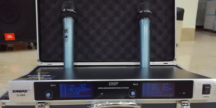 Mua Bộ 2 Micro không dây đa năng Max MTK 1A  Tích hợp chỉnh bass treble  echo ngay trên thân mic  Màn hình LCD hiển thị tần số  Phù
