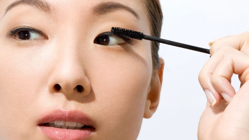 Kẹp mi và chuốt mascara