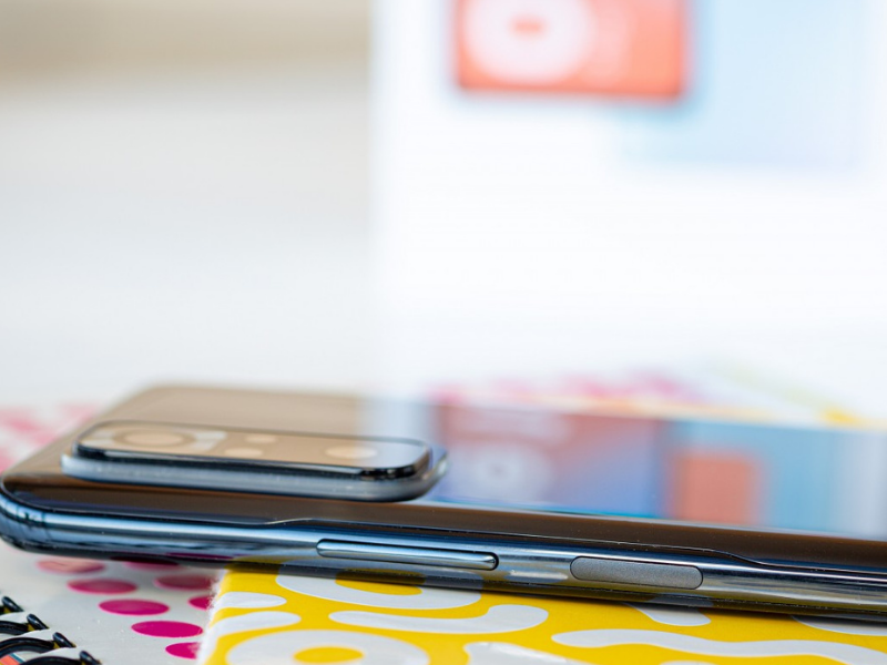 Cạnh phải của thiết bị sẽ là nơi đặt phím tăng/giảm âm lượng cũng như phím nguồn (kiêm luôn cảm biến vân tay một chạm). (Nguồn: GSMArena).