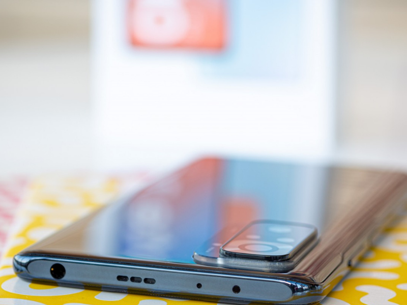 (Từ trái qua phải) cạnh trên của máy sẽ có jack 3.5 mm, loa phụ, mic phụ và cổng hồng ngoại (đặc sản của Xiaomi). (Nguồn: GSMArena).