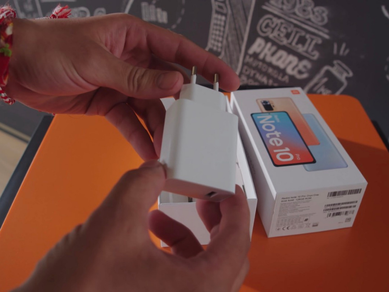 Xiaomi Redmi Note 10 Pro được tặng kèm bộ sạc nhanh 33W ở trong hộp. (Nguồn: GSMArena).