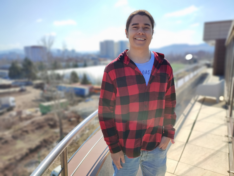 Ảnh chụp chân dung trong điều kiện ngược sáng trên Redmi Note 10 Pro. (Nguồn: GSMArena).