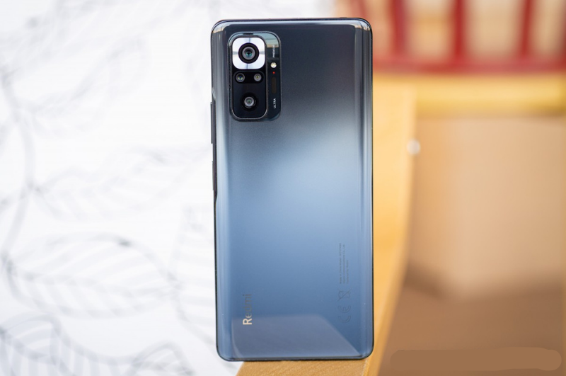 Mặt lưng của Redmi Note 10 Pro được làm từ kính, bo cong các cạnh viền cho cảm giác cầm nắm dễ chịu. (Nguồn: GSMArena).