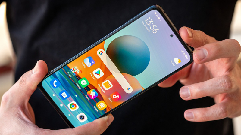 Redmi Note 10 Pro vẫn sở hữu màn hình có thiết kế 'đục lỗ' quen thuộc. (Nguồn: GSMArena).