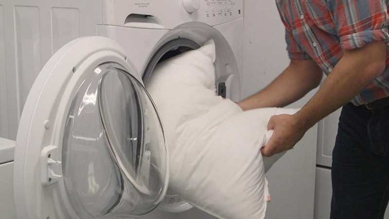 Đối với việc giặt ruột gối bằng máy