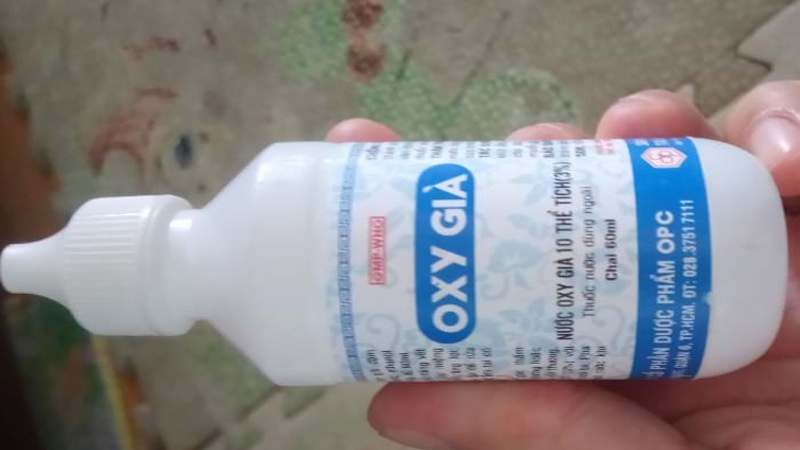 Dùng oxy già tẩy vết mực bút lông trên áo trắng