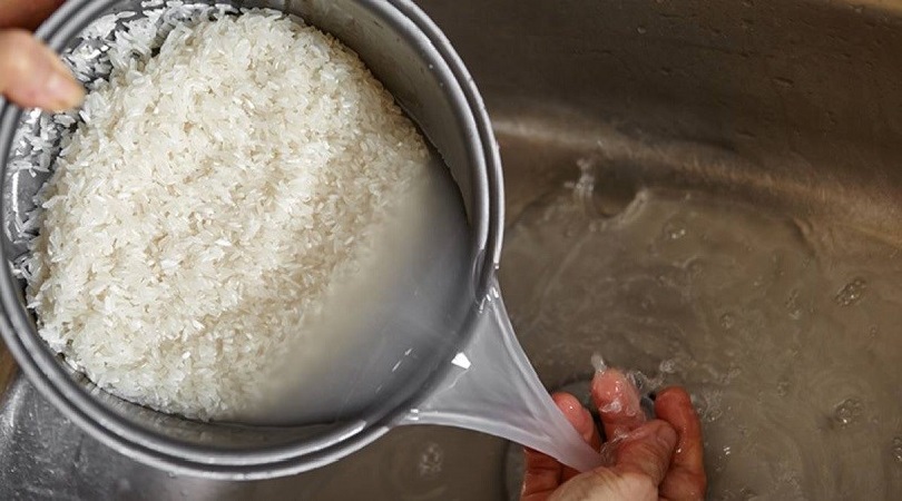 Làm sạch súp lơ bằng nước vo gạo và muối