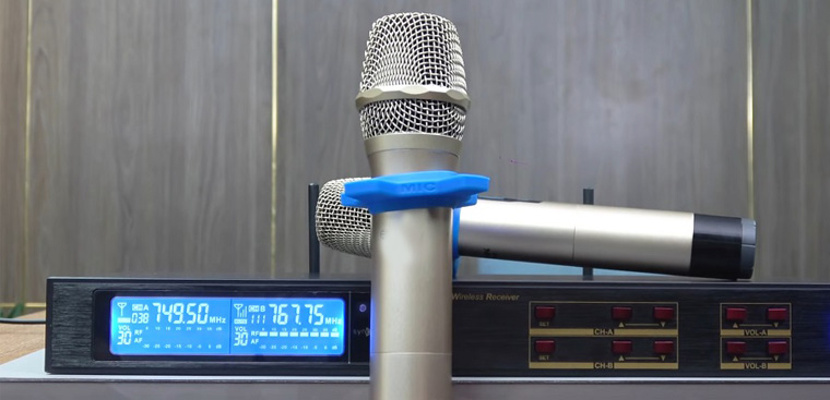 Có cách nào khắc phục hiện tượng tiếng hú phát khi hát karaoke do lệch tần số micro không?