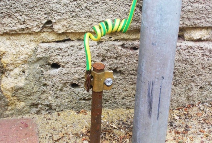 Connect the wire to the iron bar and plug it into the ground