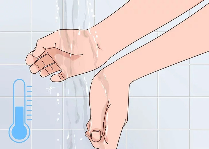 Đặt cổ tay dưới vòi nước lạnh trong một vài giây