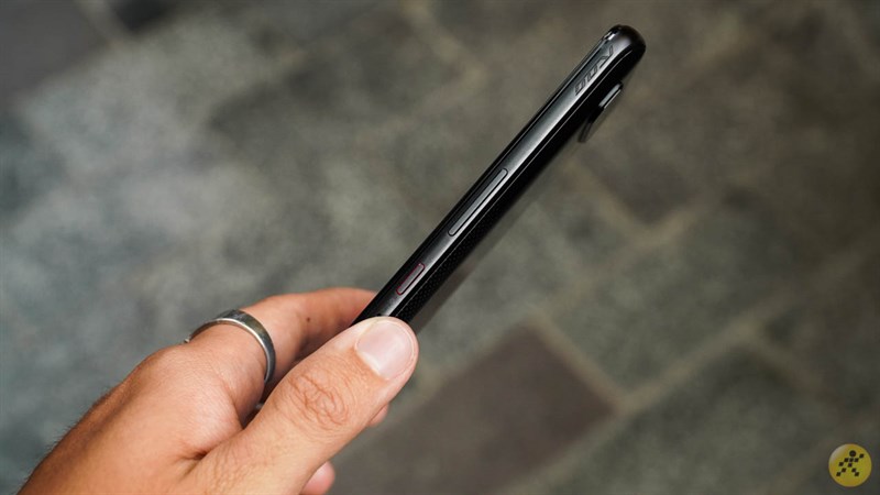 Cạnh trái của Asus ROG Phone 5 Cạnh trái của Asus ROG Phone 5