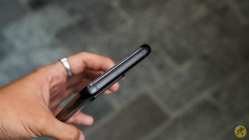 Cạnh trên của ROG Phone 5 để trống Cạnh trên của ROG Phone 5 để trống