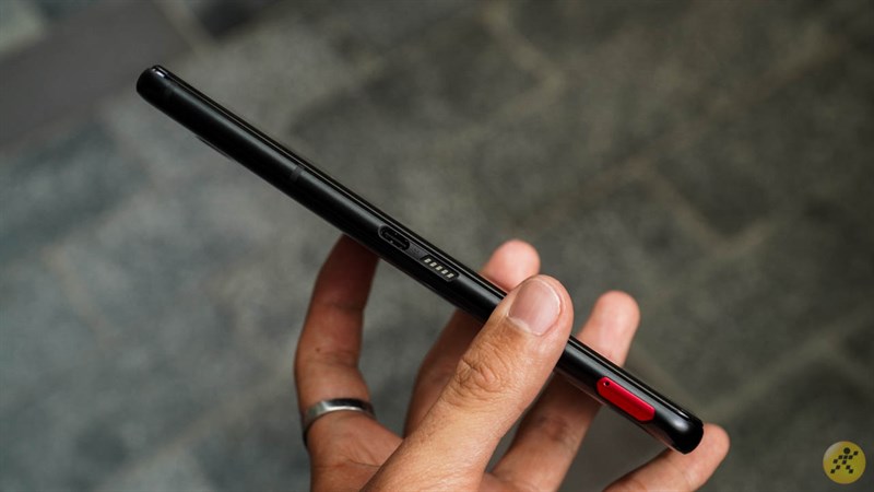 Cạnh trái của ROG Phone 5 Cạnh trái của ROG Phone 5