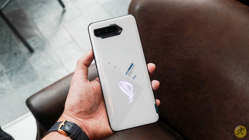 cảm giác cầm nắm trên ROG Phone 5 hơi trơn một chút cảm giác cầm nắm trên ROG Phone 5 hơi trơn một chút