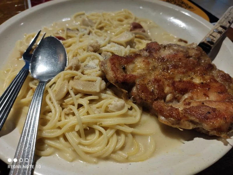 Ảnh chụp trong điều kiện ánh sáng phức tạp củ Redmi Note 10. (Nguồn: Pokde.net).