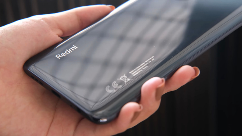 Cảm giác cầm nắm của Redmi Note 10 rất tốt, chắc chắn và vừa vặn trong lòng bàn tay (với những người tay to thôi nhé). (Nguồn: YugaTech).