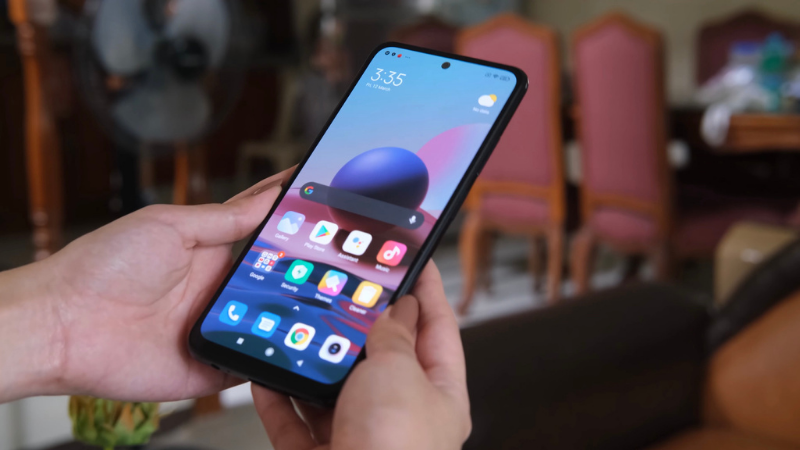 Xiaomi Redmi Note 10 sở hữu màn hình thiết kế 'đục lỗ' và các viền xung quanh cũng khá dày.