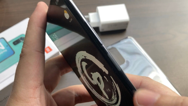 Cảm biến vân tay trên Xiaomi Redmi Note 10 được làm hơi lồi ra bên ngoài. (Nguồn: Chrisispoint).