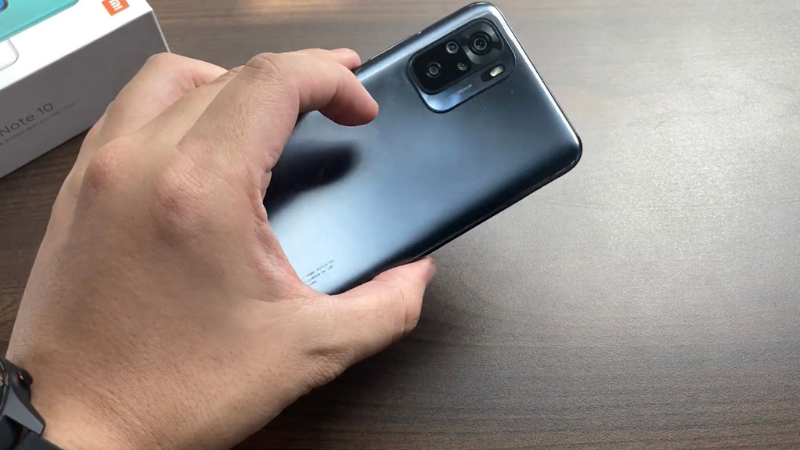 Mặt lưng của máy bóng bẩy nhưng cũng dễ bám bẩn không kém. (Nguồn: Chrisispoint).