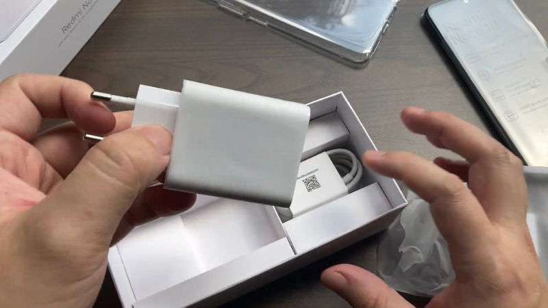 May quá Xiaomi vẫn tặng kèm củ sạc nhanh 33W trong hộp của Redmi Note 10. (Nguồn: Chrisispoint).