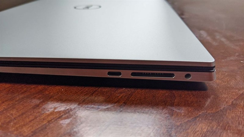 Cổng kết nối trên Dell XPS 15 (2020) bị cắt giảm khá nhiều nhưng vẫn còn đầu đọc thẻ SD.