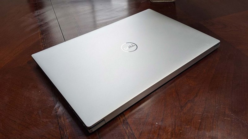 Thiết kế mỏng nhẹ đặc trưng và ấn tượng của Dell XPS 15 (2020).
