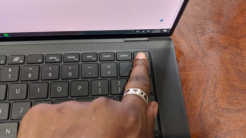 Dell XPS 15 (2020) được phủ cacbon ở các phần xung quanh bàn phím.