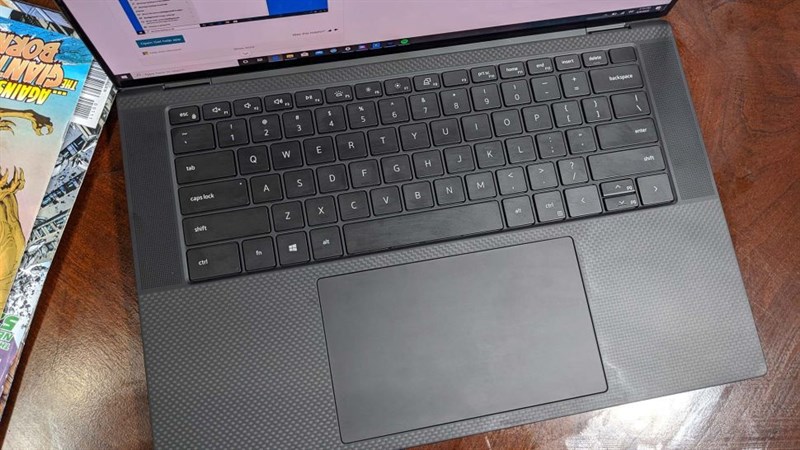 Bàn phím cho trải nghiệm gõ thoải mái cùng bàn rê chuột rộng rãi trên Dell XPS 15 (2020).