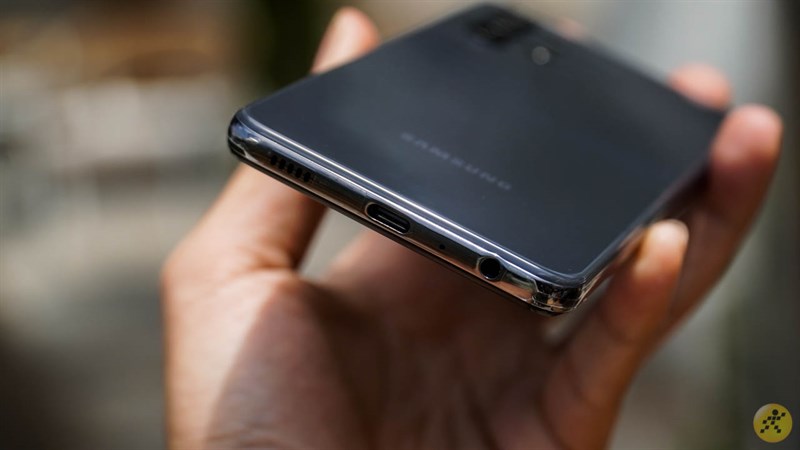 Cạnh đáy máy có cổng nguồn và jack cắm âm thanh