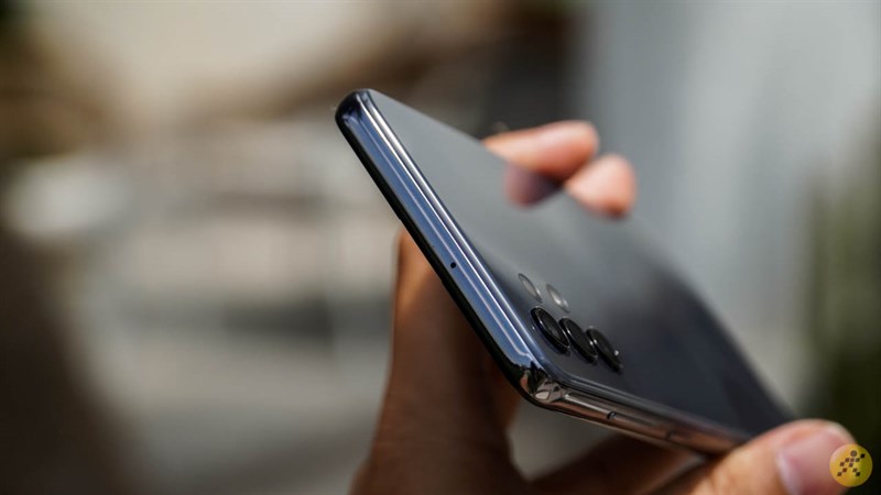 Cạnh trên máy hoàn toàn bỏ trống