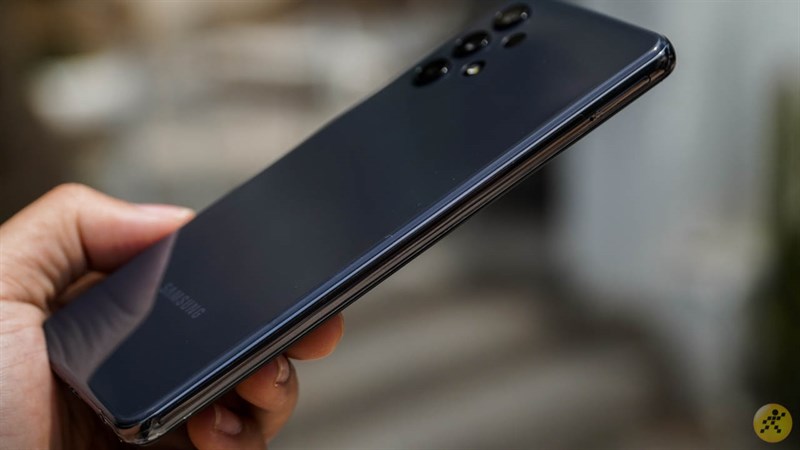 Cạnh trái máy có khe cắm SIM