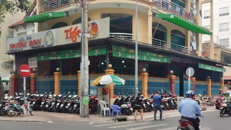 Khung cảnh bên ngoài quán lẩu dê Trương Định