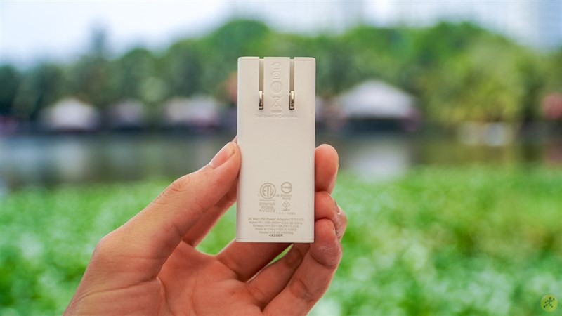 Phần chân sạc của adapter này có thể gập được, khá tiện lợi đấy chứ!