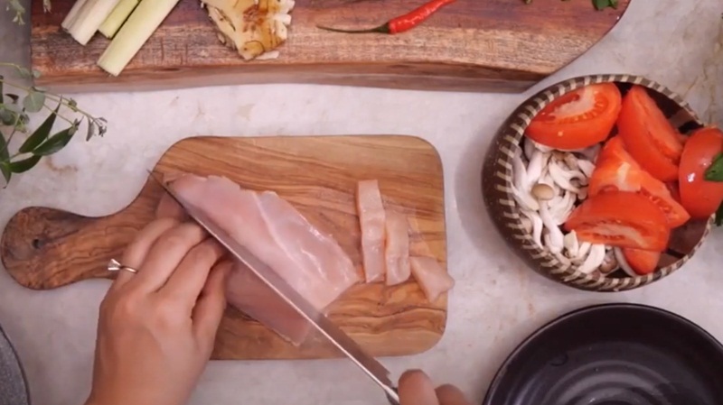 How to make delicious Thai-style coconut chicken soup