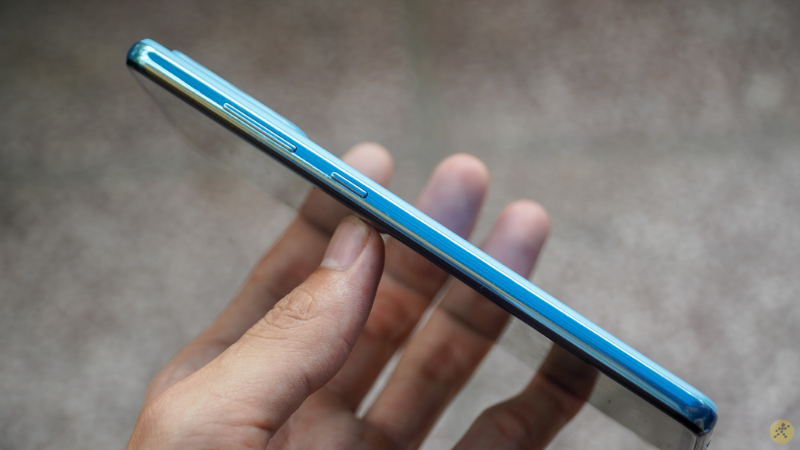 Cạnh phải của Galaxy A72 là nơi đặt phím tăng/giảm âm lượng cùng phím nguồn.