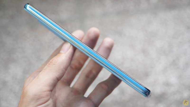 Cạnh trái của Galaxy A72 thì hoàn toàn trống trơn.