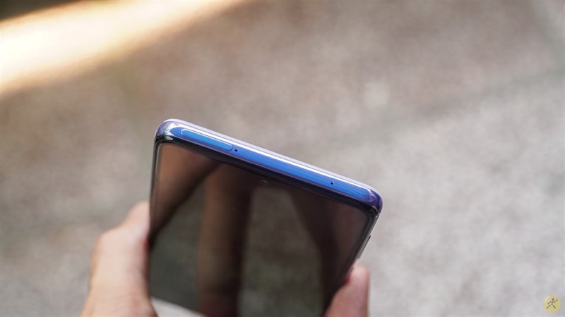 Phần khem cắm sim và thể nhớ đã được dịch chuyển lên cạnh trên. Phần khem cắm sim và thể nhớ đã được dịch chuyển lên cạnh trên.